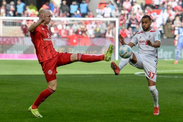v. li. im Zweikampf Valgeir Lunddal Frioriksson (Duesseldorf 12) Linton Maina (Koeln 37) 23.02.2025 Fussball 1. FC Koeln vs Fortuna Duesseldorf, Rheinenergiestadion, Koeln, DFB DFL REGULATIONS PROHIBIT ANY USE OF PHOTOGRAPHS AS IMAGE SEQUENCES AND OR QUASI-VIDEO Copyright: xpepphotox xSaschaxWeizx pep00321, pep_20250223_hm_0616