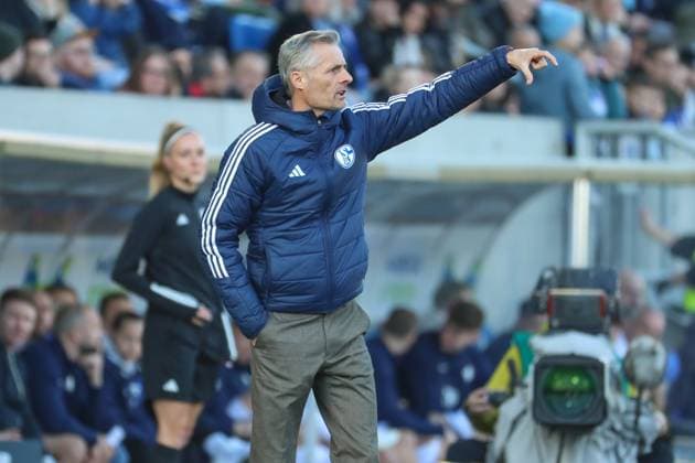 Darmstadt, Deutschland 23. Februar 2025: 2. Liga - 2024 2025 - SV Darmstadt 98 vs. FC Schalke 04 Im Bild: Trainer Kees van Wonderen (Schalke), gestikuliert auf dem Spielfeld. DFL regulations prohibit any use of photographs as image sequences and or quasi-video Merck-Stadion am Böllenfalltor Hessen