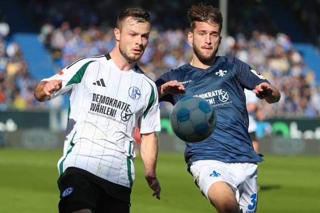 Darmstadt, Deutschland 23. Februar 2025: 2. Liga - 2024 2025 - SV Darmstadt 98 vs. FC Schalke 04 Im Bild: v. li. im Zweikampf Adrian Gantenbein (Schalke, 17) und Killian Corredor (Darmstadt, 34), DFL regulations prohibit any use of photographs as image sequences and or quasi-video Merck-Stadion am Böllenfalltor Hessen