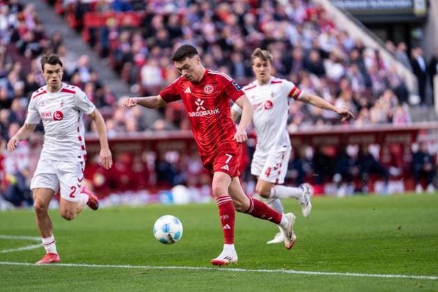 GER, 2. FBL, 1. FC Köln Koeln vs Fortuna Düsseldorf Duesseldorf 23.02.2025, Rheinenergie Stadion, Köln, GER, 2. FBL, 1. FC Köln Koeln vs Fortuna Düsseldorf Duesseldorf Im Bild: DÅ¾enan PejÄinoviÄ‡ Pejcinovic (Fortuna Düsseldorf Fortuna Duesseldorf, 7) Einzelaktion; Ganzkörper Ganzkoerper ; Ball am Fuss;