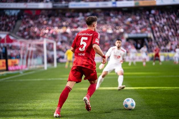 GER, 2. FBL, 1. FC Köln Koeln vs Fortuna Düsseldorf Duesseldorf 23.02.2025, Rheinenergie Stadion, Köln, GER, 2. FBL, 1. FC Köln Koeln vs Fortuna Düsseldorf Duesseldorf Im Bild: Moritz Heyer (Fortuna Düsseldorf Fortuna Duesseldorf, 5) Einzelaktion; Ganzkörper Ganzkoerper ; Ball am Fuss;