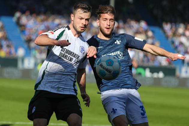 Darmstadt, Deutschland 23. Februar 2025: 2. Liga - 2024 2025 - SV Darmstadt 98 vs. FC Schalke 04 Im Bild: v. li. im Zweikampf Adrian Gantenbein (Schalke, 17) und Killian Corredor (Darmstadt, 34), DFL regulations prohibit any use of photographs as image sequences and or quasi-video Merck-Stadion am Böllenfalltor Hessen