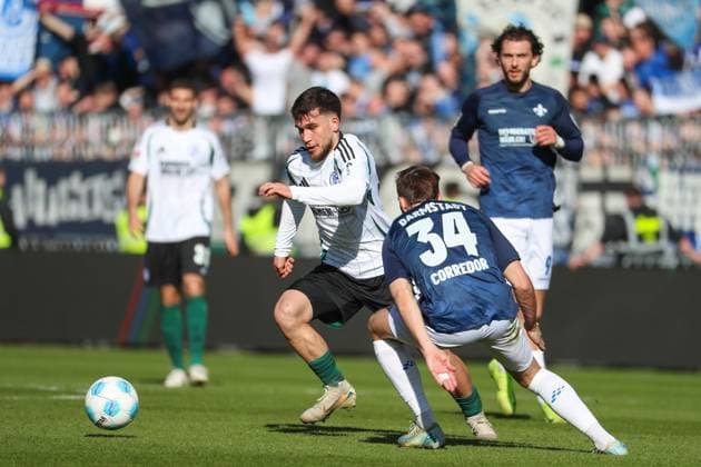 Darmstadt, Deutschland 23. Februar 2025: 2. Liga - 2024 2025 - SV Darmstadt 98 vs. FC Schalke 04 Im Bild: v. li. im Zweikampf Mehmet Can Aydin (Schalke, 23) und Killian Corredor (Darmstadt, 34), DFL regulations prohibit any use of photographs as image sequences and or quasi-video Merck-Stadion am Böllenfalltor Hessen