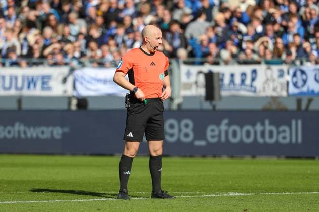 Darmstadt, Deutschland 23. Februar 2025: 2. Liga - 2024 2025 - SV Darmstadt 98 vs. FC Schalke 04 Im Bild: Schiedsrichter Nicolas Winter (Hagenbach), DFL regulations prohibit any use of photographs as image sequences and or quasi-video Merck-Stadion am Böllenfalltor Hessen