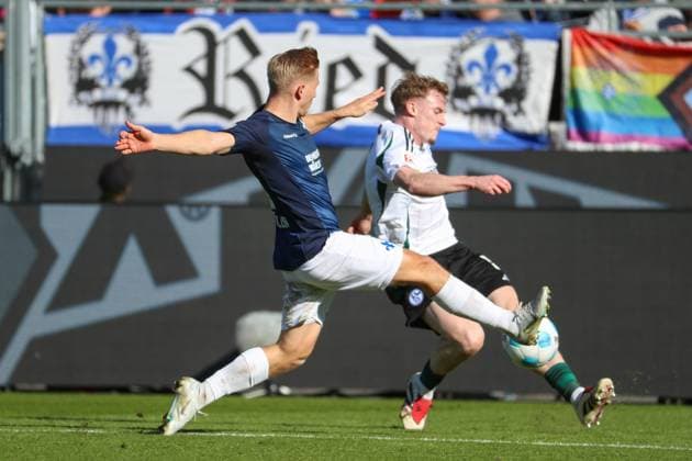 Darmstadt, Deutschland 23. Februar 2025: 2. Liga - 2024 2025 - SV Darmstadt 98 vs. FC Schalke 04 Im Bild: v. li. im Zweikampf Fynn Lakenmacher (Darmstadt, 19) und Derry Murkin (Schalke, 5), DFL regulations prohibit any use of photographs as image sequences and or quasi-video Merck-Stadion am Böllenfalltor Hessen