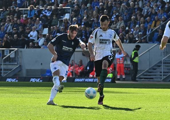 23.02.2025, xsltx, Fussball 2.Bundesliga, SV Darmstadt 98 - FC Schalke 04 v.l. Killian Corredor (SV Darmstadt 98), Adrian Gantenbein (FC Schalke 04) (DFL DFB REGULATIONS PROHIBIT ANY USE OF PHOTOGRAPHS as IMAGE SEQUENCES and or QUASI-VIDEO)
