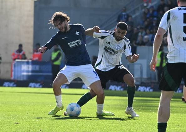 23.02.2025, xsltx, Fussball 2.Bundesliga, SV Darmstadt 98 - FC Schalke 04 v.l. Fraser Hornby (SV Darmstadt 98), Aymen Barkok (FC Schalke 04) (DFL DFB REGULATIONS PROHIBIT ANY USE OF PHOTOGRAPHS as IMAGE SEQUENCES and or QUASI-VIDEO)