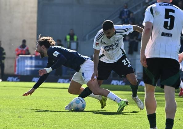 23.02.2025, xsltx, Fussball 2.Bundesliga, SV Darmstadt 98 - FC Schalke 04 v.l. Fraser Hornby (SV Darmstadt 98), Aymen Barkok (FC Schalke 04) (DFL DFB REGULATIONS PROHIBIT ANY USE OF PHOTOGRAPHS as IMAGE SEQUENCES and or QUASI-VIDEO)