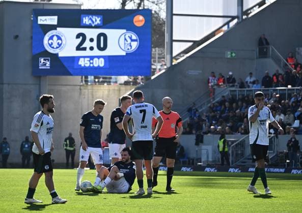 23.02.2025, xsltx, Fussball 2.Bundesliga, SV Darmstadt 98 - FC Schalke 04 v.l. Halbzeitstand in Darmstadt (DFL DFB REGULATIONS PROHIBIT ANY USE OF PHOTOGRAPHS as IMAGE SEQUENCES and or QUASI-VIDEO)