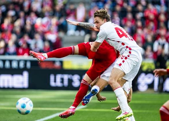 Köln, RheinEnergieStadion, 23.02.2025: Kownacki Dawid of Duesseldorf challenges Mathias Olesen of Koeln during the 2.Bundesliga match 1.FC Koeln vs. Fortuna Duesseldorf.