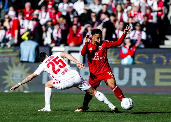 Köln, RheinEnergieStadion, 23.02.2025: Jusuf Gazibegovic of Koeln challenges van Brederode Myron of Duesseldorf during the 2.Bundesliga match 1.FC Koeln vs. Fortuna Duesseldorf.
