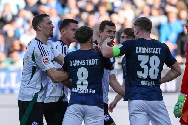 2025.02.23 xJFAx 2.Bundesliga 2024 25 23.Spieltag SV Darmstadt 98 - FC Schalke 04 v.l., Rudelbildung um Clemens Riedel (SV Darmstadt 98) (DFL DFB REGULATIONS PROHIBIT ANY USE OF PHOTOGRAPHS as IMAGE SEQUENCES and or QUASI-VIDEO)