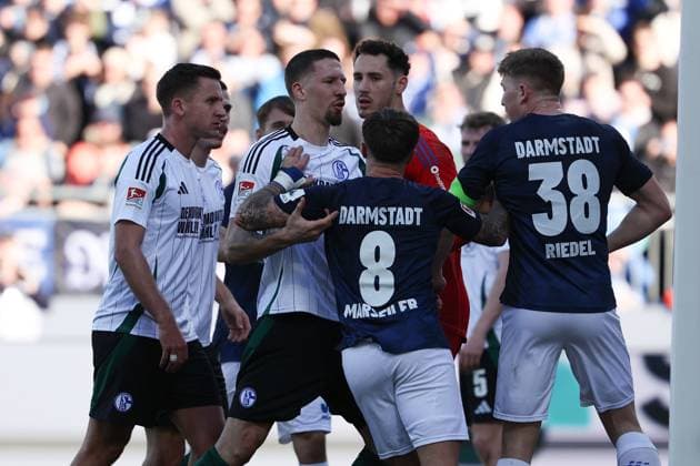 2025.02.23 xJFAx 2.Bundesliga 2024 25 23.Spieltag SV Darmstadt 98 - FC Schalke 04 v.l., Rudelbildung um Clemens Riedel (SV Darmstadt 98) (DFL DFB REGULATIONS PROHIBIT ANY USE OF PHOTOGRAPHS as IMAGE SEQUENCES and or QUASI-VIDEO)