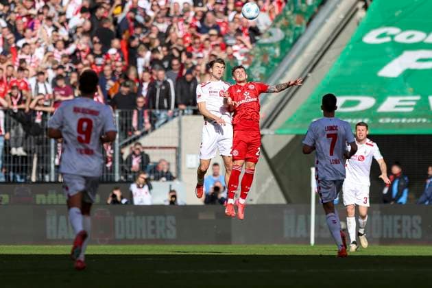Köln, Deutschland, 23.02.25: Joel Schwäb (1. FC Köln) und Dawid Kownacki (Fortuna Düsseldorf) im Kampf um den Ball waehrend des Spiels der 2. Bundesliga zwischen 1. FC Köln vs Fortuna Düsseldorf im RheinEnergieStadion Köln RheinEnergieStadion North Rhine-Westphalia Germany
