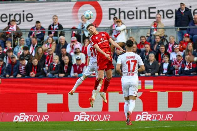 Köln, Deutschland, 23.02.25: Florian Kainz (1. FC Köln) und Dzenan Pejcinovic (Fortuna Düsseldorf) im Kampf um den Ball waehrend des Spiels der 2. Bundesliga zwischen 1. FC Köln vs Fortuna Düsseldorf im RheinEnergieStadion Köln RheinEnergieStadion North Rhine-Westphalia Germany