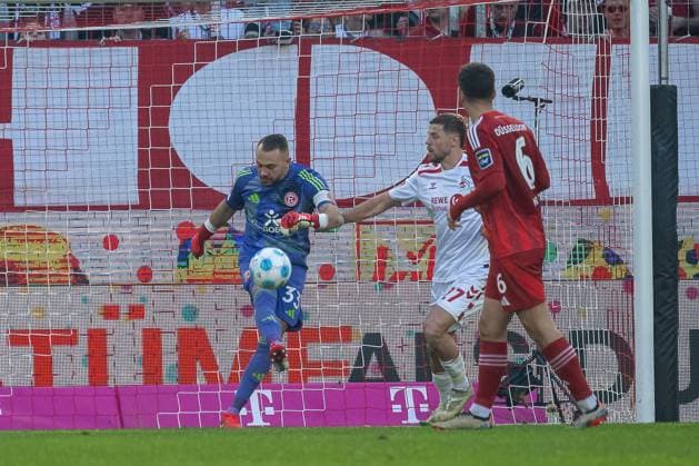 23.02.2025, Fussball: 2. Bundesliga, Saison 2024 2025, 23. Spieltag, 1. FC Koeln - Fortuna Duesseldorf im RheinEnergieStadion in Koeln. Imad Rondic (1. FC Koeln, 27) setzt Florian Kastenmeier (Fortuna Duesseldorf, 33) unteer Druck. Wichtiger Hinweis: Gemaess den Vorgaben der DFL Deutsche Fussball Liga bzw. des DFB Deutscher Fussball-Bund ist es untersagt, in dem Stadion und oder vom Spiel angefertigte Fotoaufnahmen in Form von Sequenzbildern und oder videoaehnlichen Fotostrecken zu verwerten bzw. verwerten zu lassen. Foto: Kirchner-Media Thomas Haesler