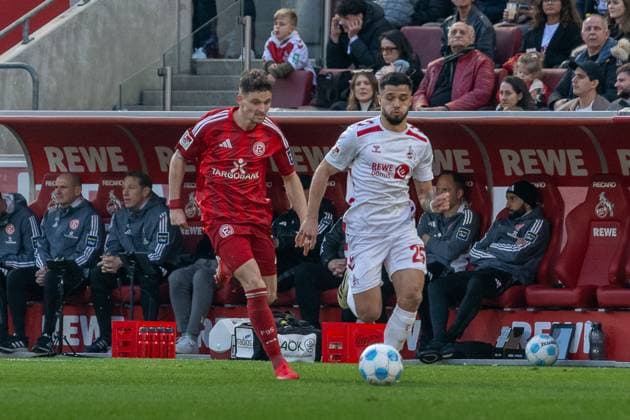 23.02.2025, Fussball: 2. Bundesliga, Saison 2024 2025, 23. Spieltag, 1. FC Koeln - Fortuna Duesseldorf im RheinEnergieStadion in Koeln. Zweikampf zwischen Moritz Heyer (Fortuna Duessledorf, 05) und Jusuf Gazibegovic (1. FC Koeln, 25). Wichtiger Hinweis: Gemaess den Vorgaben der DFL Deutsche Fussball Liga bzw. des DFB Deutscher Fussball-Bund ist es untersagt, in dem Stadion und oder vom Spiel angefertigte Fotoaufnahmen in Form von Sequenzbildern und oder videoaehnlichen Fotostrecken zu verwerten bzw. verwerten zu lassen. Foto: Kirchner-Media Thomas Haesler