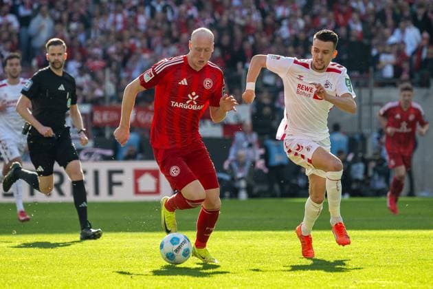 23.02.2025, Fussball: 2. Bundesliga, Saison 2024 2025, 23. Spieltag, 1. FC Koeln - Fortuna Duesseldorf im RheinEnergieStadion in Koeln. Zweikampf zwischen Valgeir Lunddal Fridriksson (Fortuna Duesseldorf, 12) und Dejan Ljubicic (1. FC Koeln, 07). Wichtiger Hinweis: Gemaess den Vorgaben der DFL Deutsche Fussball Liga bzw. des DFB Deutscher Fussball-Bund ist es untersagt, in dem Stadion und oder vom Spiel angefertigte Fotoaufnahmen in Form von Sequenzbildern und oder videoaehnlichen Fotostrecken zu verwerten bzw. verwerten zu lassen. Foto: Kirchner-Media Thomas Haesler