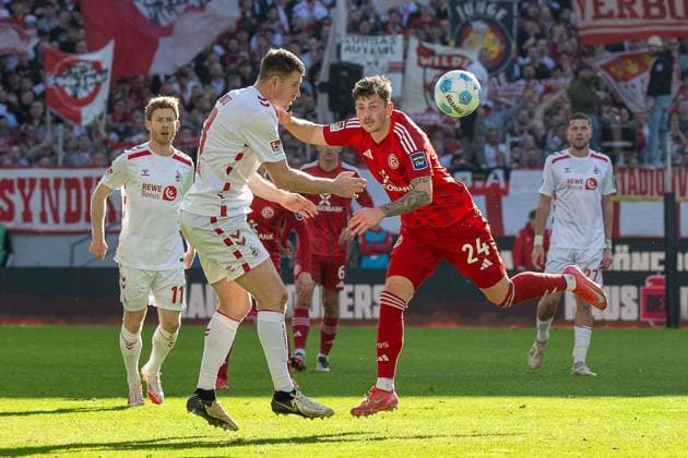 23.02.2025, Fussball: 2. Bundesliga, Saison 2024 2025, 23. Spieltag, 1. FC Koeln - Fortuna Duesseldorf im RheinEnergieStadion in Koeln. Zweikampf zwischen Dominique Heintz (1. FC Koeln, 03) und David Kownacki (Fortuna Düsseldorf, 24). Wichtiger Hinweis: Gemaess den Vorgaben der DFL Deutsche Fussball Liga bzw. des DFB Deutscher Fussball-Bund ist es untersagt, in dem Stadion und oder vom Spiel angefertigte Fotoaufnahmen in Form von Sequenzbildern und oder videoaehnlichen Fotostrecken zu verwerten bzw. verwerten zu lassen. Foto: Kirchner-Media Thomas Haesler