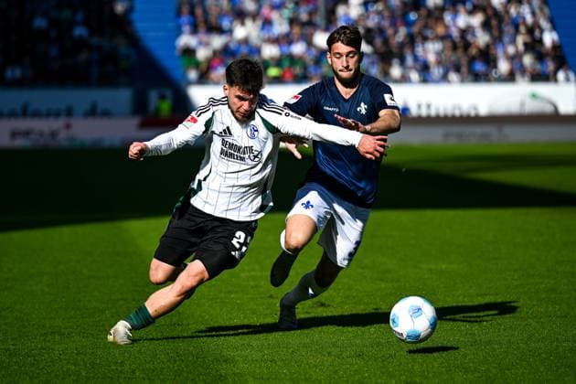Mehmet AydÄ±n (FC Schalke 04, 23) im Zweikampf mit Killian Corredor (SV Darmstadt 98, 34), GER, SV Darmstadt 98 vs. FC Schalke 04, Fussball, 23. Spieltag, Saison 2024 2025, 23.02.2025. DFL REGULATIONS PROHIBIT ANY USE OF PHOTOGRAPHS as IMAGE SEQUENCES and or QUASI-VIDEO. GER, SV Darmstadt 98 vs. FC Schalke 04, Fussball, 23. Spieltag, Saison 2024 2025, 23.02.2025. Darmstadt