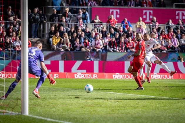 2. Fußball Bundesliga: 1. FC Köln - Fortuna Düsseldorf, 23.02.2025 Linton Maina (1. FC Köln, 37) beim Torabschluss; Köln, 23.02.2025 - 1. FC Köln - Fortuna Düsseldorf 23. Spieltag der 2. Fussball-Bundesliga: , 1. FC Köln - Fortuna Düsseldorf in der Rhein-Energie-Stadion in Köln. DFL REGULATIONS PROHIBIT ANY USE OF PHOTOGRAPHS AS IMAGE SEQUENCES AND OR QUASI-VIDEO.
