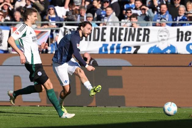 2025.02.23 xJFAx 2.Bundesliga 2024 25 23.Spieltag SV Darmstadt 98 - FC Schalke 04 v.l., Torschuss von Fraser Hornby (SV Darmstadt 98) (DFL DFB REGULATIONS PROHIBIT ANY USE OF PHOTOGRAPHS as IMAGE SEQUENCES and or QUASI-VIDEO)
