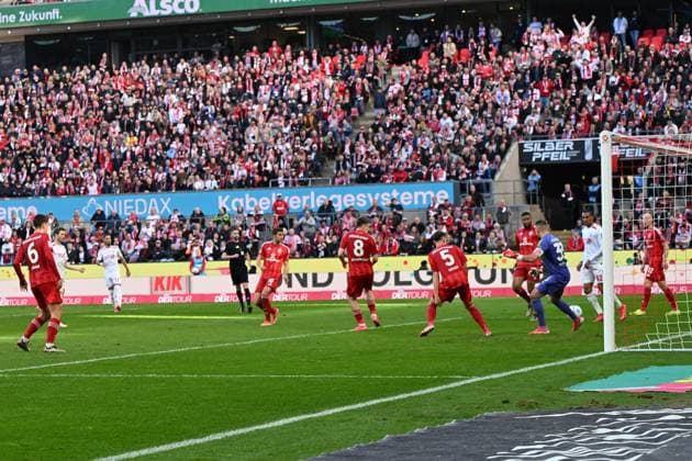 Florian Kainz (1. FC Koeln) Tor zum 1:0 waehrend des Spiels der 2. Bundesliga zwischen dem 1. FC Köln und Fortuna Düsseldorf im RheinEnergieStadion am 23. February 2025 in Köln, Deutschland. (Foto von Ralf Treese DeFodi Images) +++ Florian Kainz (1. FC Koeln) scores his team™s first goal during the 2. Bundesliga match between 1. FC Köln and Fortuna Düsseldorf at RheinEnergieStadion on February 23, 2025 in Cologne, Germany. (Photo by Ralf Treese DeFodi Images) DFB DFL REGULATIONS PROHIBIT ANY USE OF PHOTOGRAPHS AS IMAGE SEQUENCES AND OR QUASI-VIDEO. (Photo by Ralf Treese DeFodi Images)