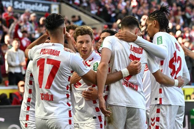 Florian Kainz (1. FC Koeln) Torjubel, jubelt mit seiner Mannschaft nach dem Treffer zum 1:0 waehrend des Spiels der 2. Bundesliga zwischen dem 1. FC Köln und Fortuna Düsseldorf im RheinEnergieStadion am 23. February 2025 in Köln, Deutschland. (Foto von Ralf Treese DeFodi Images) +++ Florian Kainz (1. FC Koeln) celebrates after scoring his team™s first goal with teammates during the 2. Bundesliga match between 1. FC Köln and Fortuna Düsseldorf at RheinEnergieStadion on February 23, 2025 in Cologne, Germany. (Photo by Ralf Treese DeFodi Images) DFB DFL REGULATIONS PROHIBIT ANY USE OF PHOTOGRAPHS AS IMAGE SEQUENCES AND OR QUASI-VIDEO. (Photo by Ralf Treese DeFodi Images)