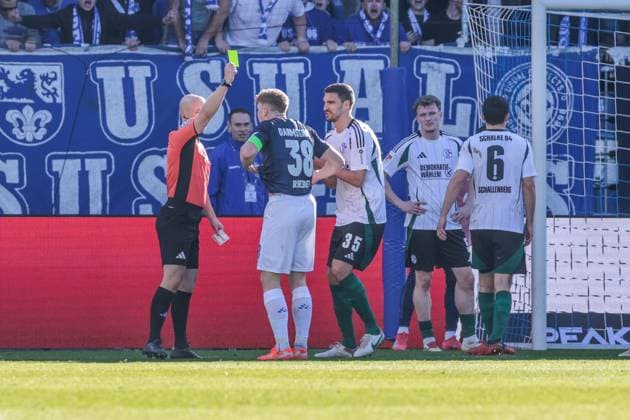 23.02.2025, Fussball, Saison 2024 2025, 2. Bundesliga, 23. Spieltag, SV Darmstadt 98 - FC Schalke 04, Marcin Kaminski (FC Schalke 04) sieht die 5. gelbe Karte. Darmstadt Böllenfalltor Hessen Deutschland xRHR-FOTO YYx