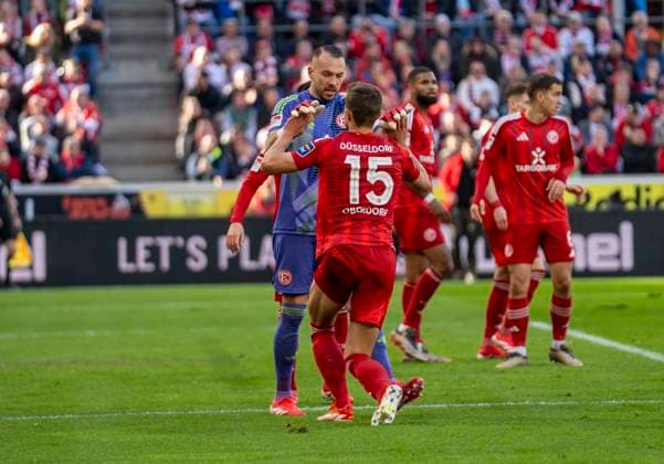 Florian Kastenmeier (Fortuna Duesseldorf, 33) klatscht mit seinem Mitspieler Tim Oberdorf (Fortuna Duesseldorf, 15) ab 1. FC Köln - Fortuna Düsseldorf, 23.02.2025 Fussball, 2. Bundesliga, RheinEnergieStadion Köln DFL regulations prohibit any use of photographs as image sequences and or quasi-video. Copyright: HMBxMedia xMarcoxBader