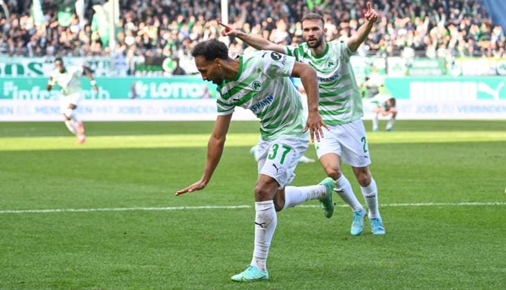 Sport Bilder des Tages 23.02.2025 - Fussball - Saison 2024 2025 - 2. Fussball - Bundesliga - 23. Spieltag: SpVgg Greuther Fürth ( Kleeblatt ) - BTSV Eintracht Braunschweig - Sportfoto Zink - xwoxzix - DFL regulations prohibit any use of photographs as image sequences and or quasi-video - only for editorial use - Torjubel Jubel Freude nach Treffer Tor Torschuß zum 2:0 durch Julian Green (37, SpVgg Greuther Fürth ) - Julian Green (37, SpVgg Greuther Fürth ) Simon Asta (2, SpVgg Greuther Fürth )