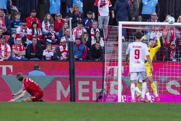 2. Fußball Bundesliga: 1. FC Köln - Fortuna Düsseldorf, 23.02.2025 Vincent Vermeij (Fortuna Düsseldorf, 9) mit einer Großchance. 2. Fußball Bundesliga, 1. FC Köln - Fortuna Düsseldorf, 23. Spieltag, am 23.02.2025, RheinEnergie-Stadion, Köln. DFL regulations prohibit any use of photographs as image sequences and or quasi-video