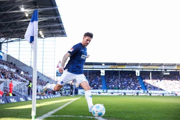 2025.02.23 xJFAx 2.Bundesliga 2024 25 23.Spieltag SV Darmstadt 98 - FC Schalke 04 v.l., Tobias Kempe (SV Darmstadt 98) am Eckball (DFL DFB REGULATIONS PROHIBIT ANY USE OF PHOTOGRAPHS as IMAGE SEQUENCES and or QUASI-VIDEO)