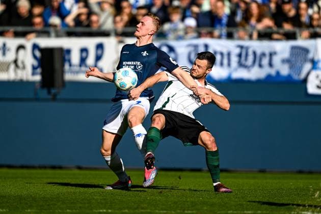 Isac Lidberg (SV Darmstadt 98, 07) im Zweikampf mit Adrian Gantenbein (FC Schalke 04, 17), GER, SV Darmstadt 98 vs. FC Schalke 04, Fussball, 23. Spieltag, Saison 2024 2025, 23.02.2025. DFL REGULATIONS PROHIBIT ANY USE OF PHOTOGRAPHS as IMAGE SEQUENCES and or QUASI-VIDEO. GER, SV Darmstadt 98 vs. FC Schalke 04, Fussball, 23. Spieltag, Saison 2024 2025, 23.02.2025. Darmstadt