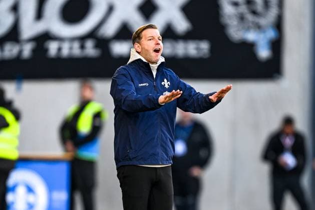 Florian Kohfeldt (SV Darmstadt 98, Trainer) gestikuliert, GER, SV Darmstadt 98 vs. FC Schalke 04, Fussball, 23. Spieltag, Saison 2024 2025, 23.02.2025. DFL REGULATIONS PROHIBIT ANY USE OF PHOTOGRAPHS as IMAGE SEQUENCES and or QUASI-VIDEO. GER, SV Darmstadt 98 vs. FC Schalke 04, Fussball, 23. Spieltag, Saison 2024 2025, 23.02.2025. Darmstadt