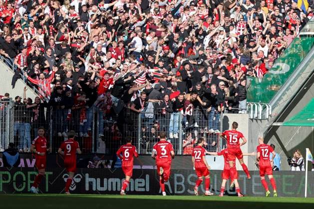 Köln, Deutschland, 23.02.25: Isak Bergmann Johannesson (Fortuna Düsseldorf) Torjubel, jubelt mit seiner Mannschaft nach dem Treffer zum 1:1 waehrend des Spiels der 2. Bundesliga zwischen 1. FC Köln vs Fortuna Düsseldorf im RheinEnergieStadion Köln RheinEnergieStadion North Rhine-Westphalia Germany