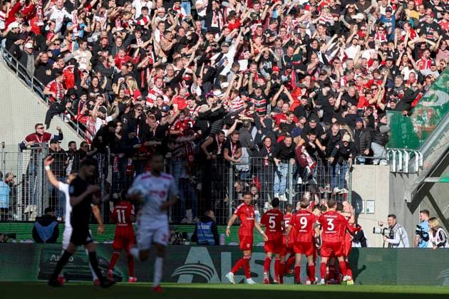 Köln, Deutschland, 23.02.25: Isak Bergmann Johannesson (Fortuna Düsseldorf) Torjubel, jubelt mit seiner Mannschaft nach dem Treffer zum 1:1 waehrend des Spiels der 2. Bundesliga zwischen 1. FC Köln vs Fortuna Düsseldorf im RheinEnergieStadion Köln RheinEnergieStadion North Rhine-Westphalia Germany