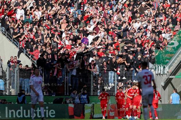 Köln, Deutschland, 23.02.25: Isak Bergmann Johannesson (Fortuna Düsseldorf) Torjubel, jubelt mit seiner Mannschaft nach dem Treffer zum 1:1 waehrend des Spiels der 2. Bundesliga zwischen 1. FC Köln vs Fortuna Düsseldorf im RheinEnergieStadion Köln RheinEnergieStadion North Rhine-Westphalia Germany