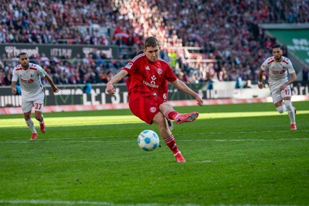 23.02.2025, Fussball: 2. Bundesliga, Saison 2024 2025, 23. Spieltag, 1. FC Koeln - Fortuna Duesseldorf im RheinEnergieStadion in Koeln. Isak Bergmann Johannessson (Fortuna Duesseldorf, 08) erzielt das Tor zum 1:1. Wichtiger Hinweis: Gemaess den Vorgaben der DFL Deutsche Fussball Liga bzw. des DFB Deutscher Fussball-Bund ist es untersagt, in dem Stadion und oder vom Spiel angefertigte Fotoaufnahmen in Form von Sequenzbildern und oder videoaehnlichen Fotostrecken zu verwerten bzw. verwerten zu lassen. Foto: Kirchner-Media Thomas Haesler Copyright: xKirchner-Media ThomasxHaeslerx