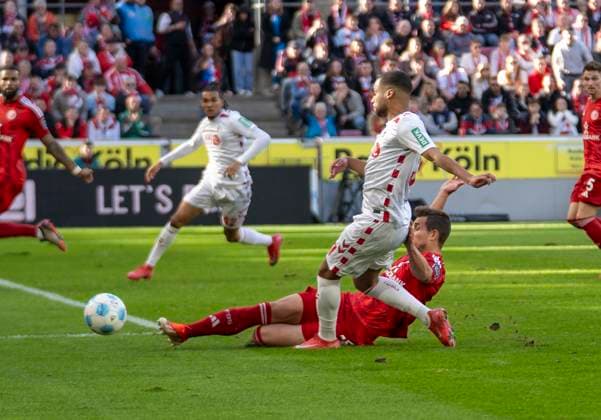 Tim Oberdorf (Fortuna Duesseldorf, 15) gräscht vor Leart Paqarada (1. FC Koeln, 17) den Ball weg. 1. FC Köln - Fortuna Düsseldorf, 23.02.2025 Fussball, 2. Bundesliga, RheinEnergieStadion Köln DFL regulations prohibit any use of photographs as image sequences and or quasi-video.