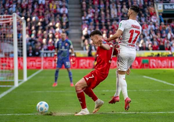 Dzenan Pejcinovic (Fortuna Duesseldorf, 7) läuft den Ball ab. 1. FC Köln - Fortuna Düsseldorf, 23.02.2025 Fussball, 2. Bundesliga, RheinEnergieStadion Köln DFL regulations prohibit any use of photographs as image sequences and or quasi-video.