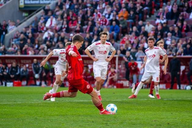 Tor Elfmeter zum 1:1 für Duesseldorf durch Johannesson Isak Bergmann (Fortuna Duesseldorf, 08) 1. FC Koeln vs. Fortuna Duesseldorf, Fussball, 2. Bundesliga, 23. Spieltag, Saison 2024 2025, 23.02.2025 1. FC Koeln vs. Fortuna Duesseldorf, Fussball, 2. Bundesliga, 23. Spieltag, Saison 2024 2025, 23.02.2025 Koeln