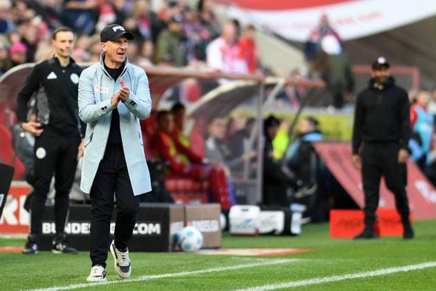 Trainer Gerhard Struber (1. FC Koeln) gestikuliert, gestik waehrend des Spiels der 2. Bundesliga zwischen dem 1. FC Köln und Fortuna Düsseldorf im RheinEnergieStadion am 23. February 2025 in Köln, Deutschland. (Foto von Ralf Treese DeFodi Images) +++ Trainer Gerhard Struber (1. FC Koeln) gestures during the 2. Bundesliga match between 1. FC Köln and Fortuna Düsseldorf at RheinEnergieStadion on February 23, 2025 in Cologne, Germany. (Photo by Ralf Treese DeFodi Images) DFB DFL REGULATIONS PROHIBIT ANY USE OF PHOTOGRAPHS AS IMAGE SEQUENCES AND OR QUASI-VIDEO. (Photo by Ralf Treese DeFodi Images)
