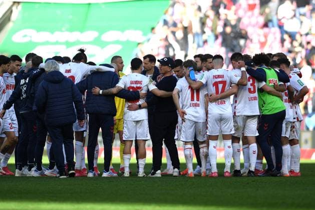 Spieler Koeln bilden einen Teamkreis waehrend des Spiels der 2. Bundesliga zwischen dem 1. FC Köln und Fortuna Düsseldorf im RheinEnergieStadion am 23. February 2025 in Köln, Deutschland. (Foto von Ralf Treese DeFodi Images) +++ Spieler Koeln form a circle during the 2. Bundesliga match between 1. FC Köln and Fortuna Düsseldorf at RheinEnergieStadion on February 23, 2025 in Cologne, Germany. (Photo by Ralf Treese DeFodi Images) DFB DFL REGULATIONS PROHIBIT ANY USE OF PHOTOGRAPHS AS IMAGE SEQUENCES AND OR QUASI-VIDEO. (Photo by Ralf Treese DeFodi Images)