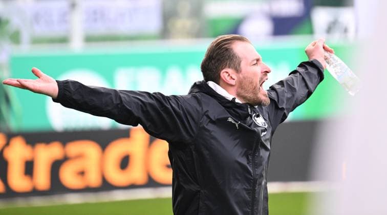 23.02.2025 - Fussball - Saison 2024 2025 - 2. Fussball - Bundesliga - 23. Spieltag: SpVgg Greuther Fürth ( Kleeblatt ) - BTSV Eintracht Braunschweig - Sportfoto Zink - xwoxzix - DFL regulations prohibit any use of photographs as image sequences and or quasi-video - only for editorial use - Jan Siewert ( Trainer SpVgg Greuther Fürth ) gestikuliert Geste