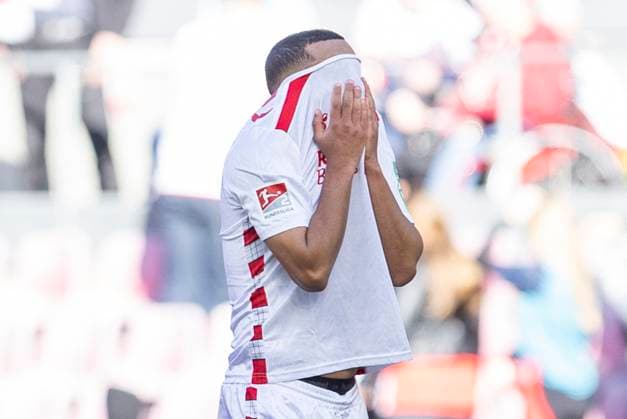 2. Fußball Bundesliga: 1. FC Köln - Fortuna Düsseldorf, 23.02.2025 Linton Maina (1. FC Köln, 37) vergräbt das Gesicht in seinem Trikot. 2. Fußball Bundesliga, 1. FC Köln - Fortuna Düsseldorf, 23. Spieltag, am 23.02.2025, RheinEnergie-Stadion, Köln. DFL regulations prohibit any use of photographs as image sequences and or quasi-video