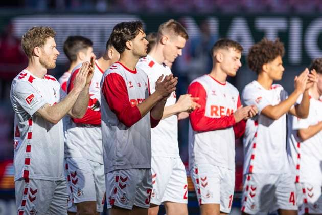 2. Fußball Bundesliga: 1. FC Köln - Fortuna Düsseldorf, 23.02.2025 Florian Kainz (1. FC Köln, 11), Max Finkgräfe (1. FC Köln, 35) bedanken sich nach der Partie bei den Fans für die Unterstützung. 2. Fußball Bundesliga, 1. FC Köln - Fortuna Düsseldorf, 23. Spieltag, am 23.02.2025, RheinEnergie-Stadion, Köln. DFL regulations prohibit any use of photographs as image sequences and or quasi-video