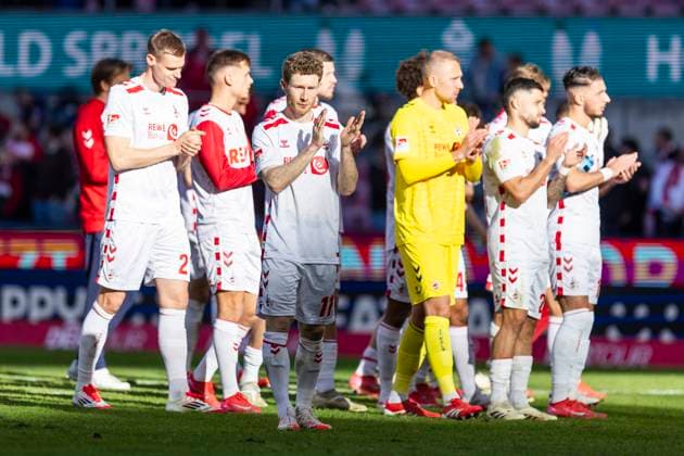 2. Fußball Bundesliga: 1. FC Köln - Fortuna Düsseldorf, 23.02.2025 Die Kölner Spieler um Florian Kainz (1. FC Köln, 11) bedanken sichbei den Fans. 2. Fußball Bundesliga, 1. FC Köln - Fortuna Düsseldorf, 23. Spieltag, am 23.02.2025, RheinEnergie-Stadion, Köln. DFL regulations prohibit any use of photographs as image sequences and or quasi-video