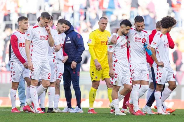 2. Fußball Bundesliga: 1. FC Köln - Fortuna Düsseldorf, 23.02.2025 Leart Pacarada (1. FC Köln, 17) mit Jusuf Gazibegovic (1. FC Köln, 25) im Arm. 2. Fußball Bundesliga, 1. FC Köln - Fortuna Düsseldorf, 23. Spieltag, am 23.02.2025, RheinEnergie-Stadion, Köln. DFL regulations prohibit any use of photographs as image sequences and or quasi-video