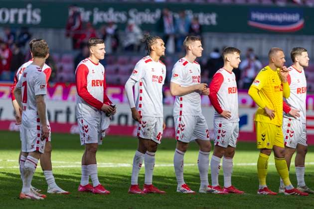 2. Fußball Bundesliga: 1. FC Köln - Fortuna Düsseldorf, 23.02.2025 Damion Downs (1. FC Köln, 42), Steffen Tigges (1. FC Köln, 21), Marvin Obuz (1. FC Köln, 16), Marvin Schwäbe (1. FC Köln, 1), Imad Rondic (1. FC Köln, 27) nach Abpfiff vor den Fans. 2. Fußball Bundesliga, 1. FC Köln - Fortuna Düsseldorf, 23. Spieltag, am 23.02.2025, RheinEnergie-Stadion, Köln. DFL regulations prohibit any use of photographs as image sequences and or quasi-video
